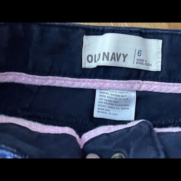 Old Navy school uniform shorts with adjustable waist. - Picture 3 of 5